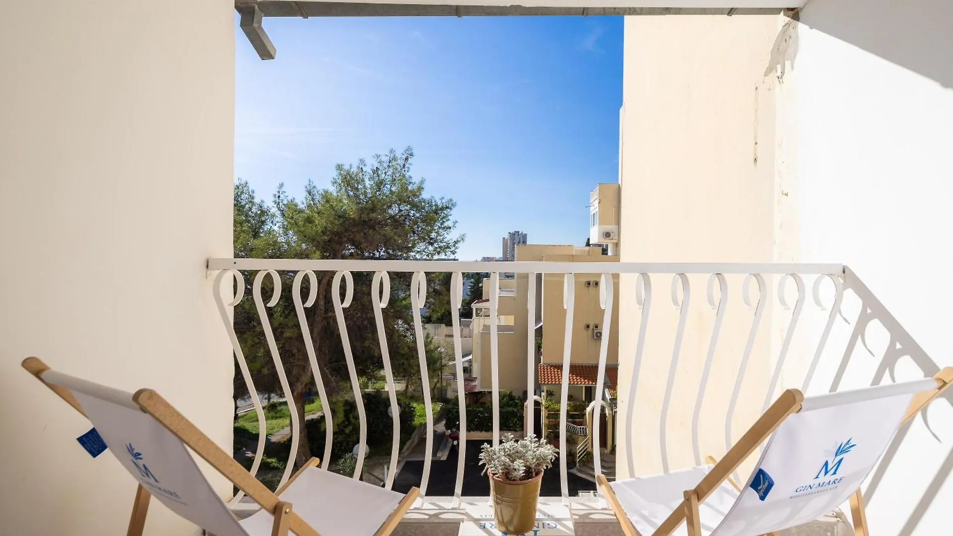 Leonela Apartment Split