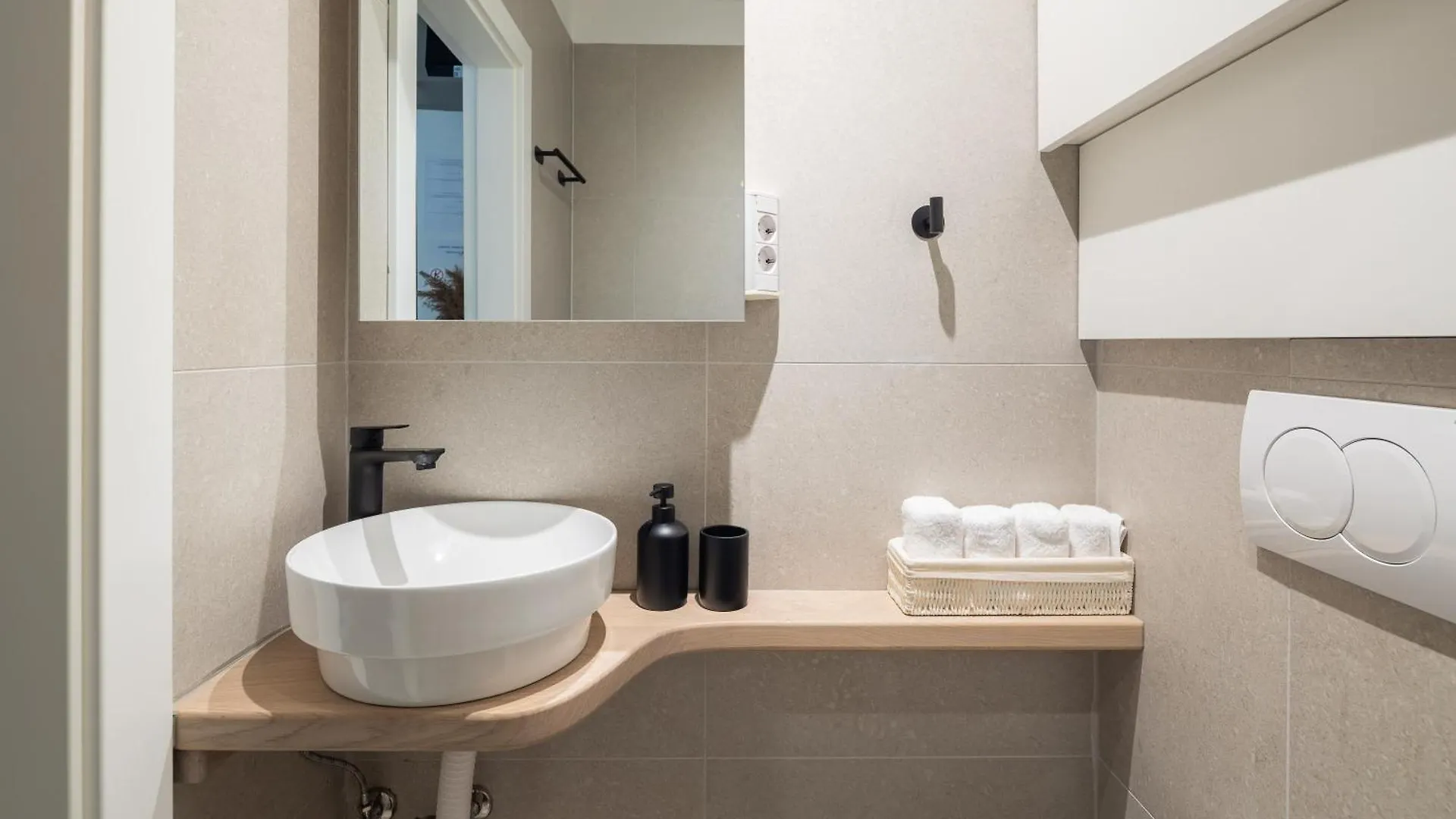 Leonela Apartment Split