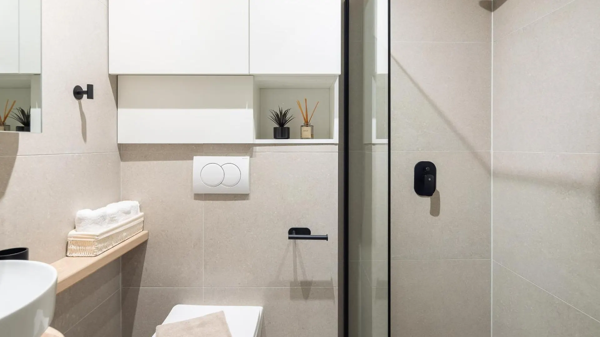 Leonela Apartment Split