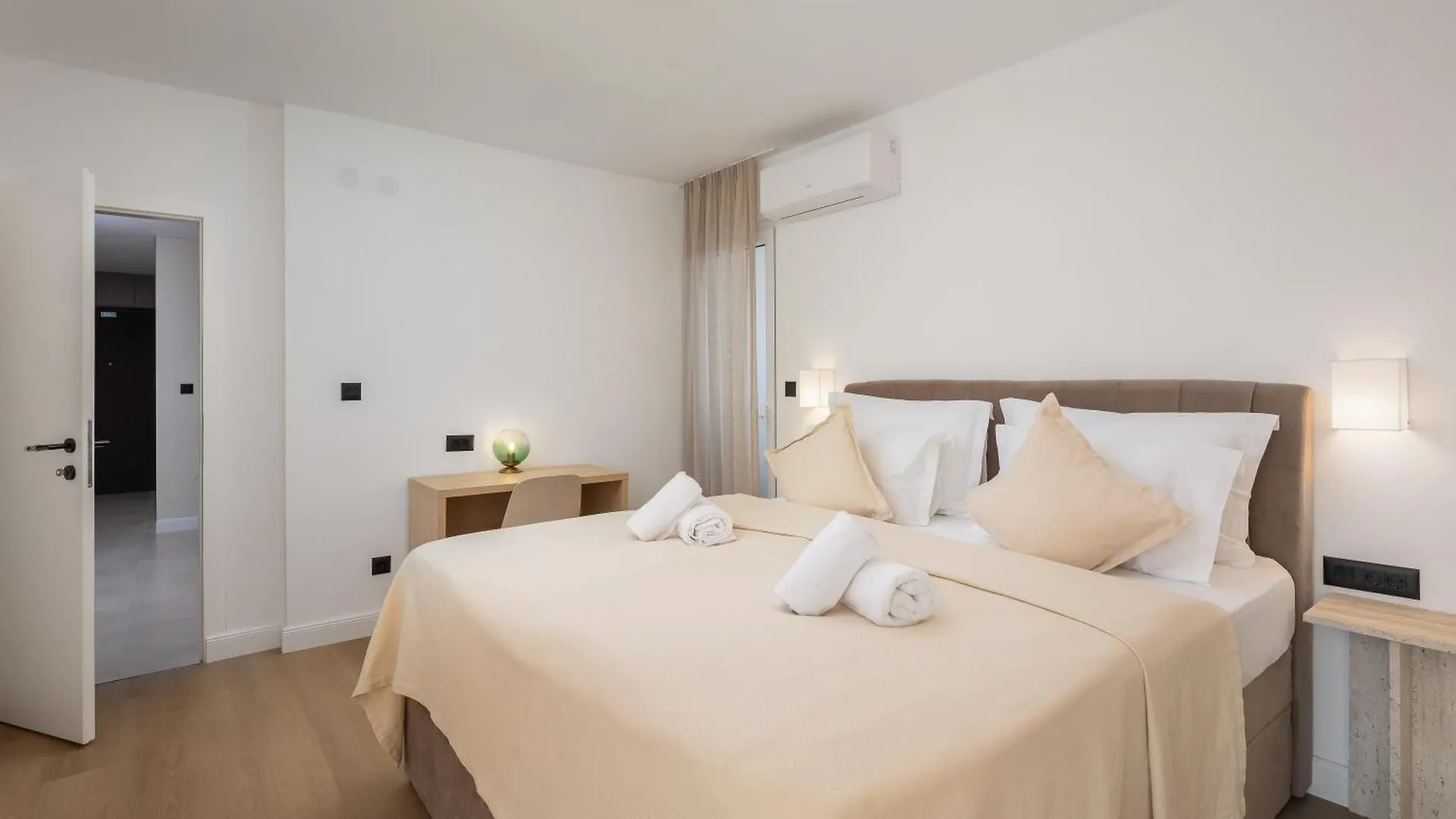Leonela Apartment Split