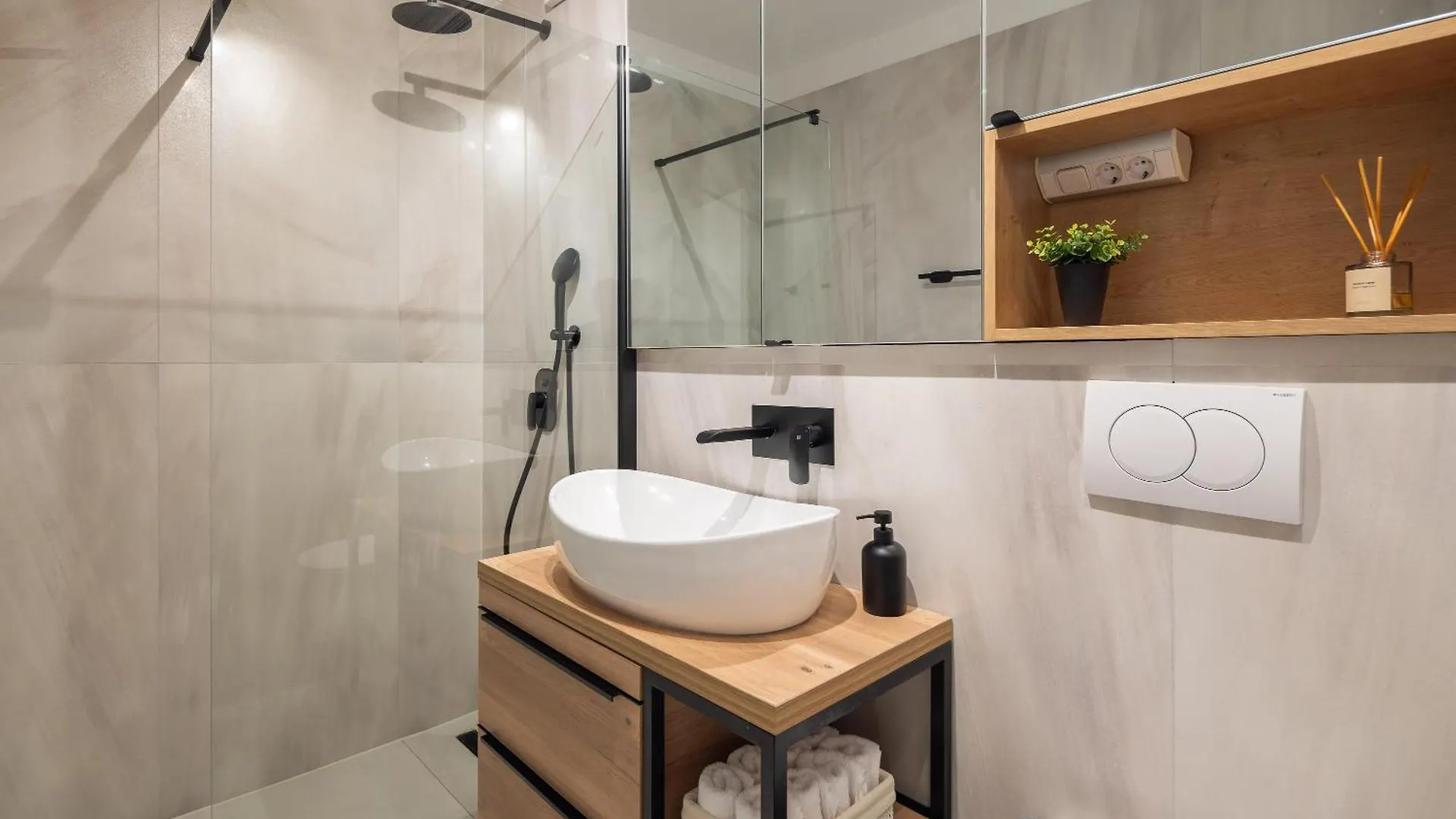 Leonela Apartment Split