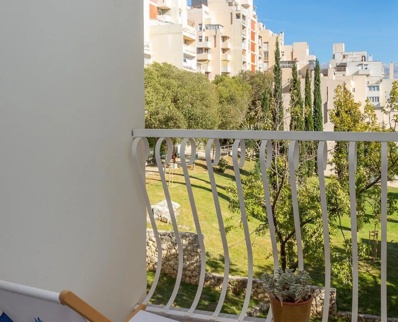Leonela Apartment Split