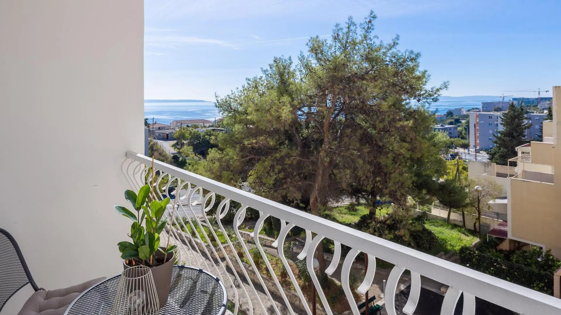 Leonela Apartment Split