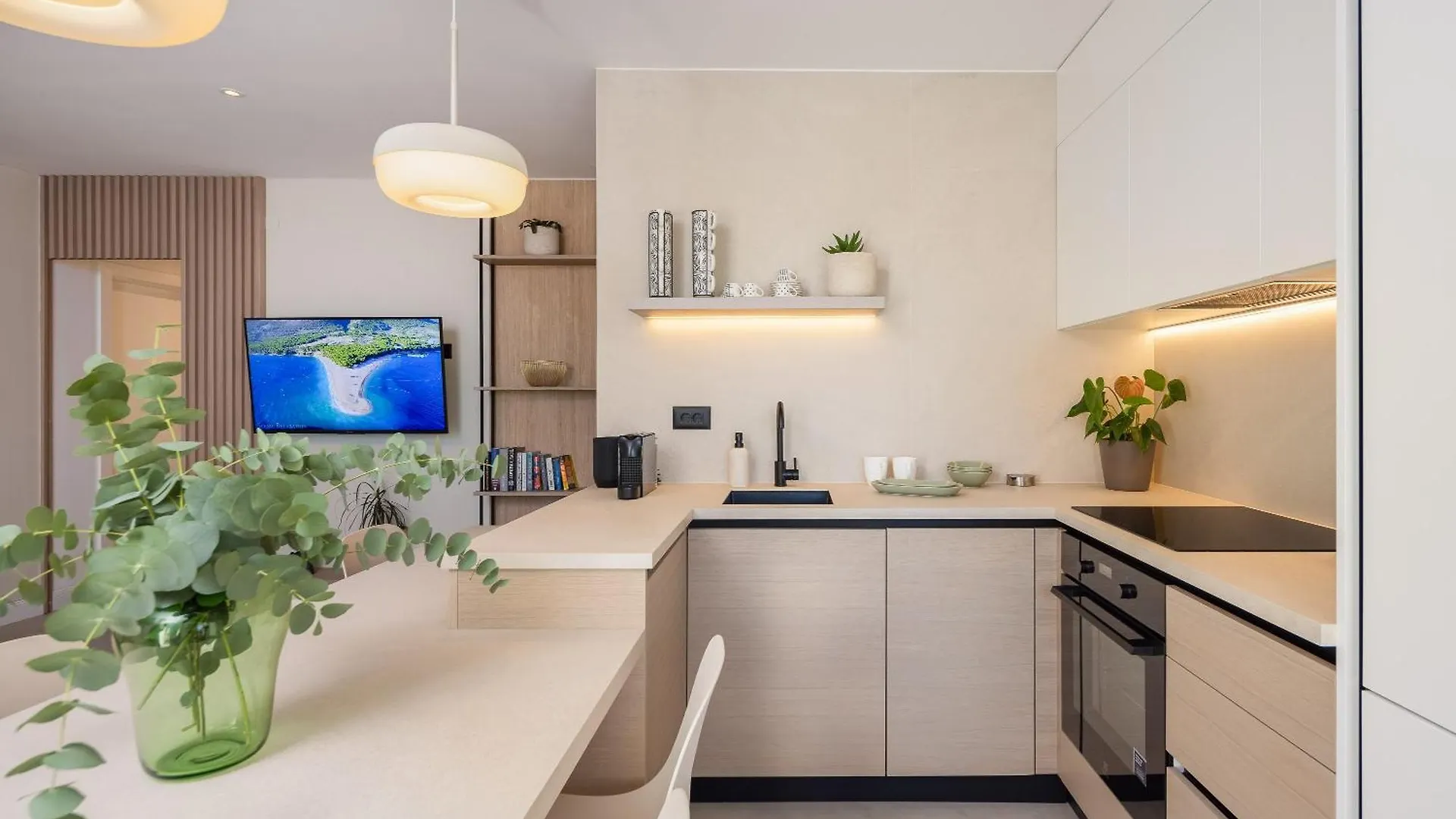 Leonela Apartment Split