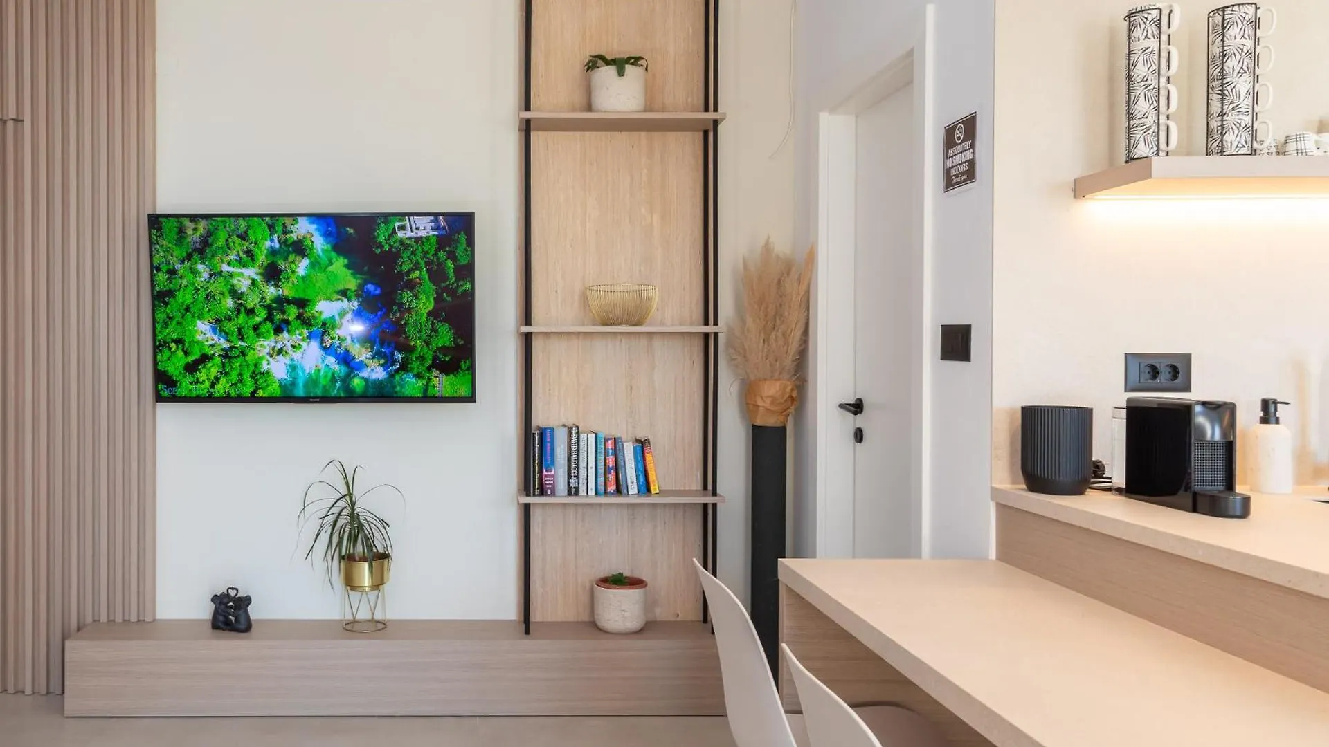 Leonela Apartment Split