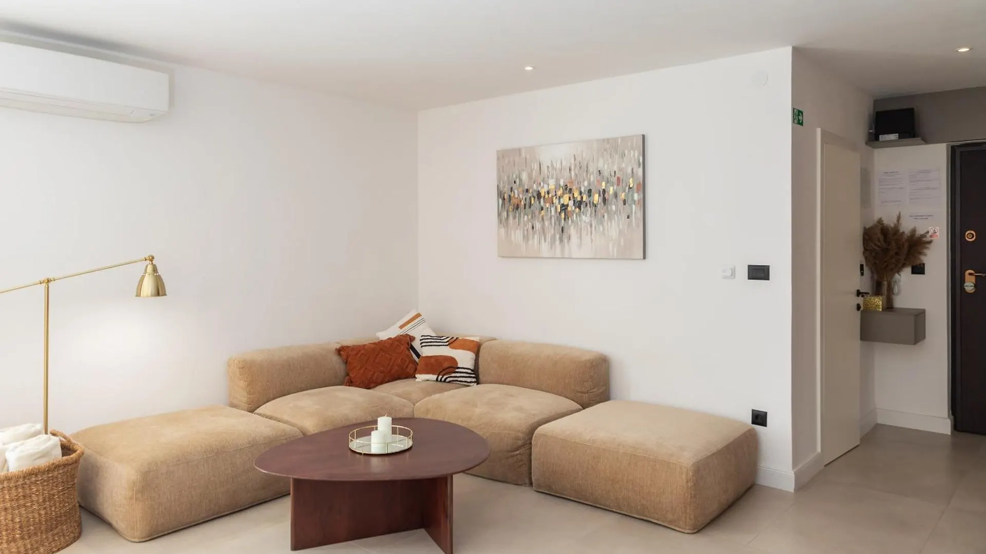 Leonela Apartment Split