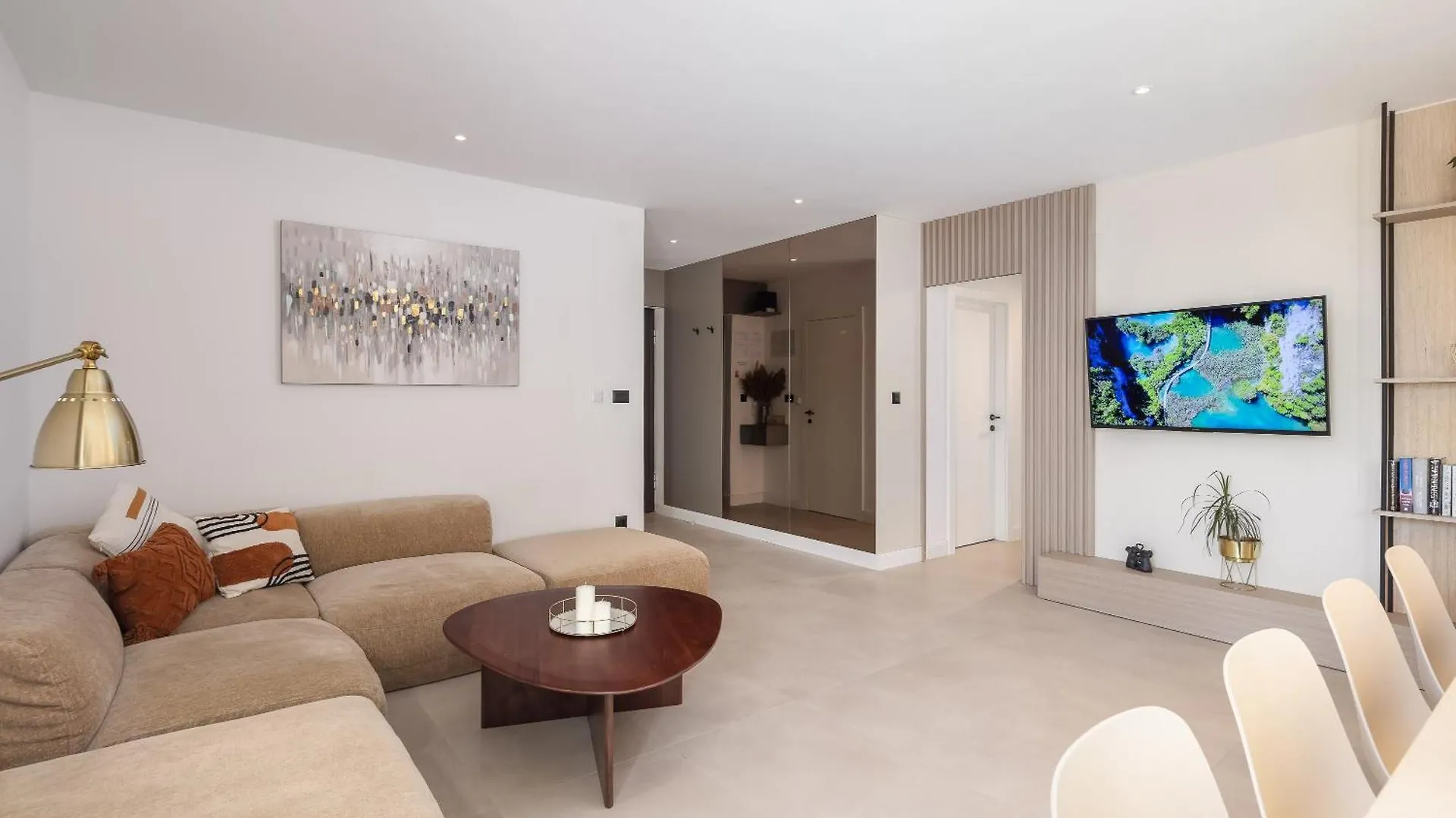 Leonela Apartment Split